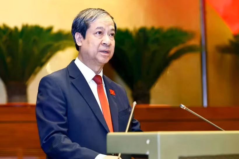 El Ministro de Educación y Formación de Vietnam, Nguyen Kim Son, presenta un informe sobre el proyecto de ley de docentes (Foto: VNA)