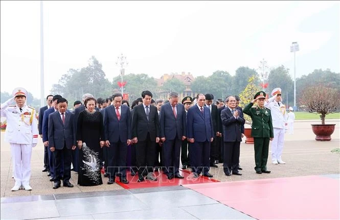 Líderes del Partido y Estado rinden homenaje al Presidente Ho Chi Minh con motivo del Tet. (Fuente: VNA)