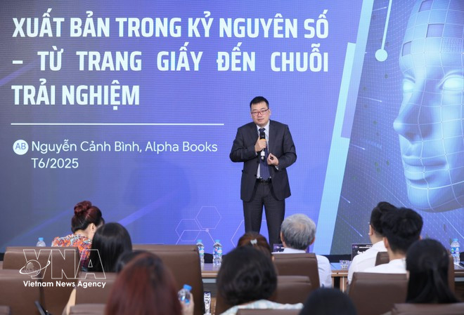 Nguyen Canh Binh, presidente de Alpha Books, comparte sus puntos de vista en el Foro de Publicaciones Digitales 2025 (DPS 2025) con el tema "El futuro de la industria editorial en la era digital" (Foto: VNA).