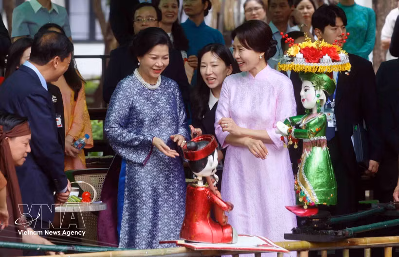 Ngo Phuong Ly, esposa del secretario general del Partido Comunista y presidente de Vietnam To Lam, y Kim Hye Kyung, cónyuge del presidente de Corea del Sur Lee Jae Myung, interactúan con los artistas y disfrutan de un espectáculo de marionetas. (Foto: VNA)