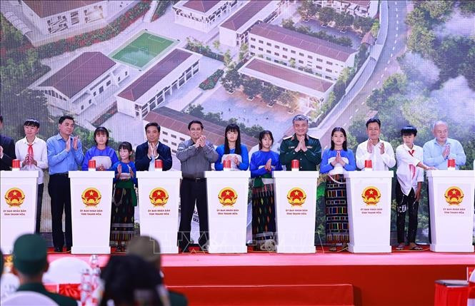 El primer ministro Pham Minh Chinh y los delegados inician la construcción de un internado de primaria y secundaria en la comuna de Yen Khuong, provincia de Thanh Hoa. (Foto: VNA)