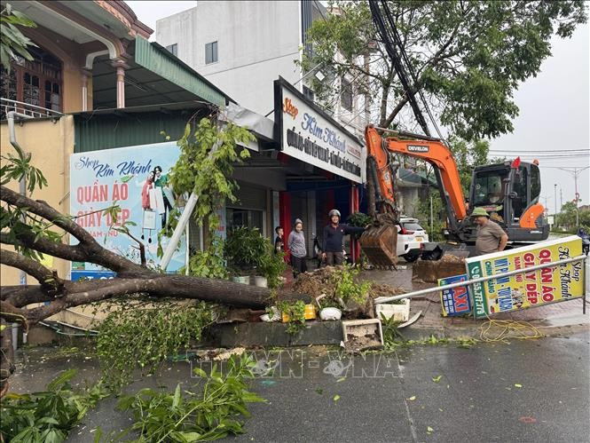 Los hogares de la comuna de Thach Ha reparan viviendas tras la tormenta número 10. (Foto: VNA)