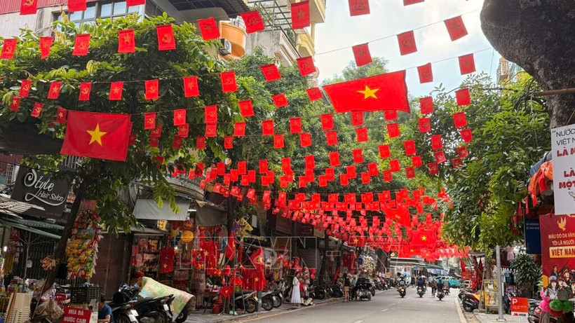 Muchas calles de Hanoi decoradas con banderas nacionales. (Fuente: VNA)