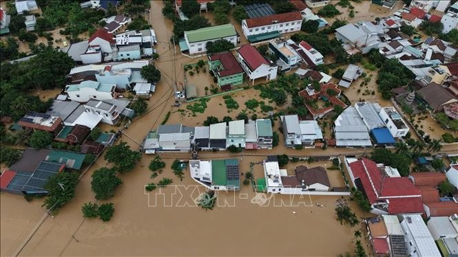 Las extensas inundaciones en la provincia de Khanh Hoa han dejado muchas casas sumergidas. Foto: VNA