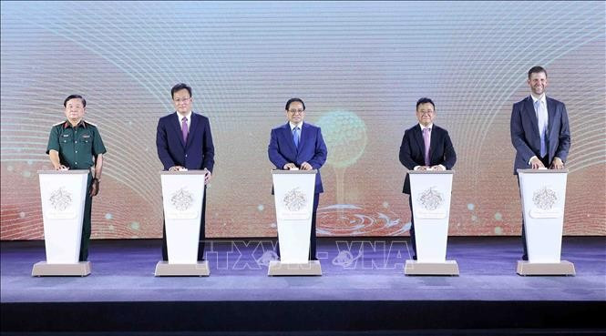 El 21 de mayo de 2025, el primer ministro Pham Minh Chinh asistió a la ceremonia de colocación de la primera piedra del proyecto de complejo urbano, ecoturismo y campo de golf en la provincia de Hung Yen, uno de los más de 20 proyectos del Grupo Trump (EE. UU.) en todo el mundo. (Foto: VNA)