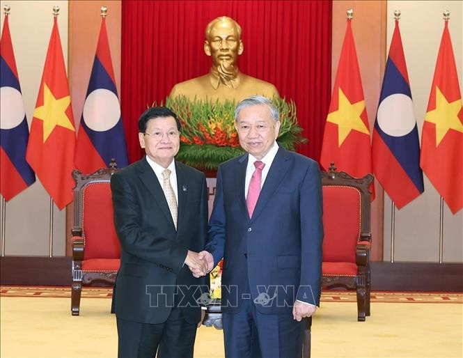 El secretario general del Partido Comunista de Vietnam, To Lam, recibió hoy al secretario general del Partido Popular Revolucionario de Laos y presidente del país, Thongloun Sisoulith. (Foto: VNA)