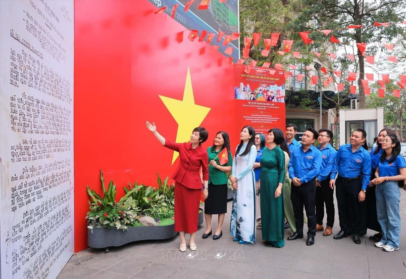 La directora general de VNA, Vu Viet Trang, presenta el primer Boletín de la Victoria, el boletín de noticias más importante transmitido por "Viet Nam Thong tan xa" (ahora Agencia Vietnamita de Noticias).