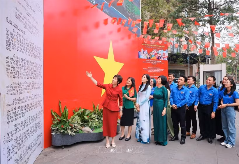 La directora general de VNA, Vu Viet Trang, presenta el primer Boletín de la Victoria, el boletín de noticias más importante transmitido por "Viet Nam Thong tan xa" (ahora Agencia Vietnamita de Noticias).
