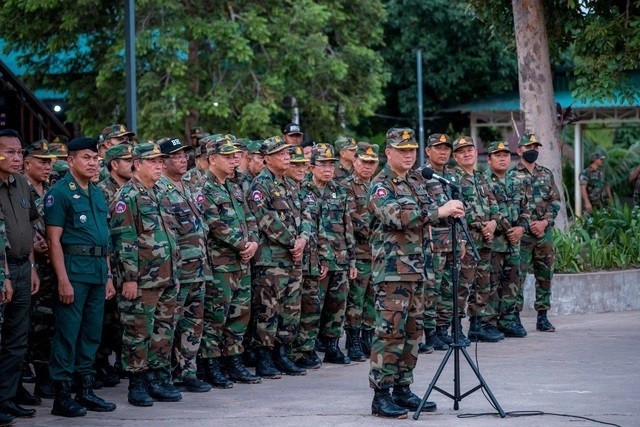 El primer ministro camboyano, Hun Manet, habla en una base militar en la provincia camboyana de Preah Vihear, el 28 de mayo. (Foto: Reuters)