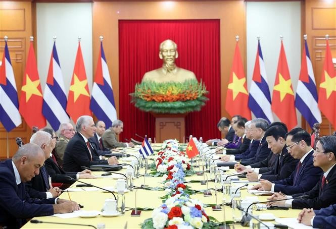 El secretario general del Partido Comunista de Vietnam, To Lam, sostiene una reunión con el primer secretario del Comité Central del Partido Comunista y presidente de la República, Miguel Díaz-Canel Bermúdez. (Fuente: VNA)