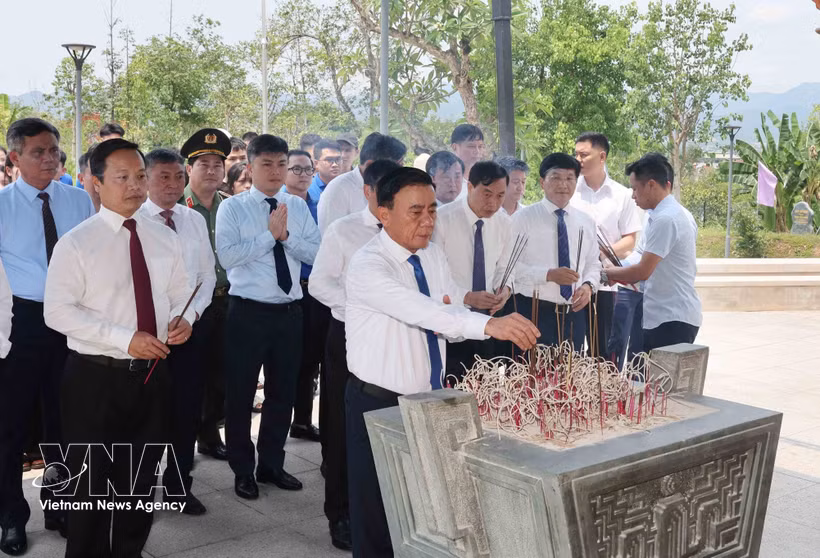 El miembro del Buró Político y miembro permanente del Secretariado del Comité Central del Partido Comunista de Vietnam, Tran Cam Tu, junto con una delegación, rinde homenajen el Templo de los Mártires de la Batalla de Dien Bien Phu, en la provincia de Dien Bien. (Foto: VNA)