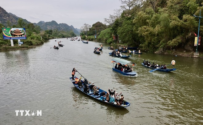 Festival de la Pagoda Huong: El arroyo Yen rebosa de barcos que transportan visitantes para celebrar la Fiesta de la Primavera. (Foto: VNA)