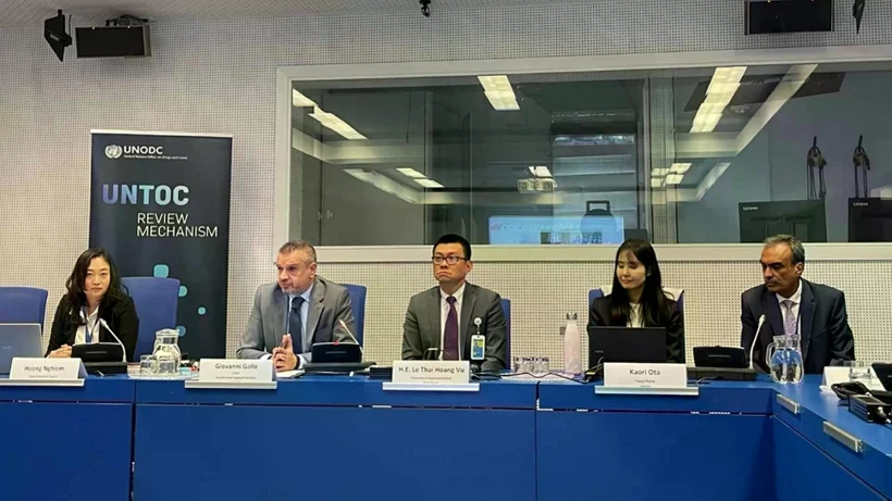 El embajador Vu Le Thai Hoang y delegados participantes en el seminario. (Fuente: 