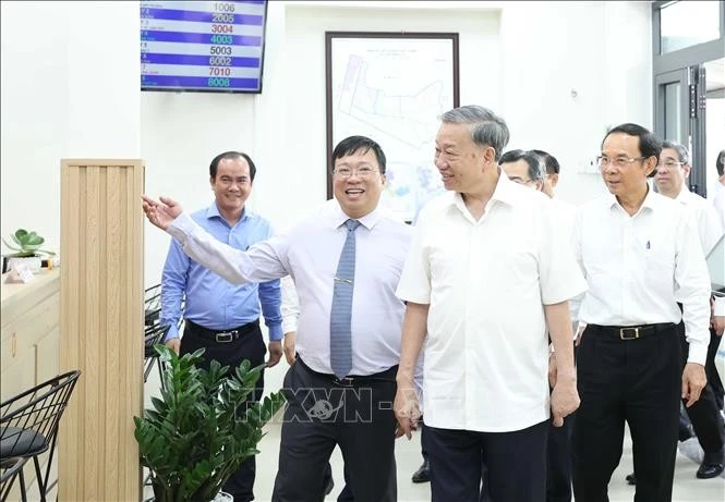 El secretario general del Partido Comunista de Vietnam, To Lam, visita el Centro de Servicios Administrativos Públicos de la comuna de Tan Vinh Loc, Ciudad Ho Chi Minh. (Fuente: VNA)