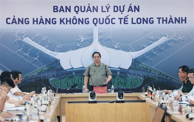 El primer ministro Pham Minh Chinh habla en la reunión de trabajo con los contratistas y unidades de construcción. (Fuente: VNA)