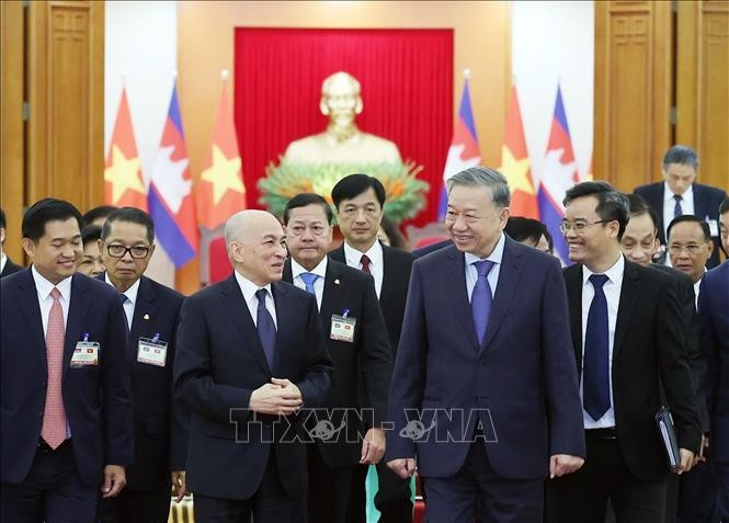 El secretario general del Partido Comunista To Lam y el rey de Camboya, Norodom Sihamoni. durante la visita de Estado del último a Vietnam, el 28 de noviembre de 2024. (Foto: VNA)
