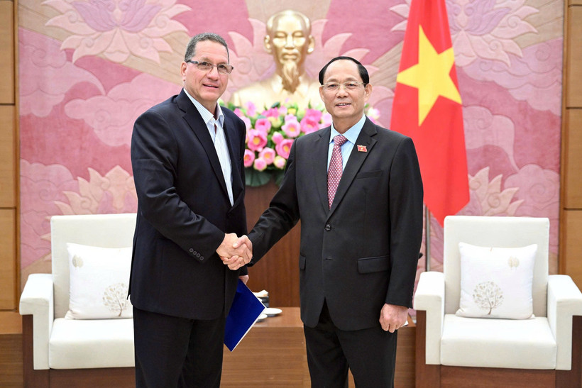 El vicepresidente de la Asamblea Nacional de Vietnam, Tran Quang Phuong, recibe al vicepresidente de Economía Productiva del Partido Socialista Unido de Venezuela, Jesús Faría. (Fuente: VNA)