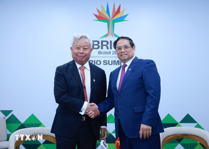 El primer ministro de Vietnam, Pham Minh Chinh, y el presidente del AIIB, Jin Liqun. (Fuente: VNA)