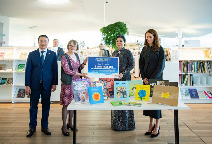 Ngo Phuong Ly, esposa del secretario general del Partido Comunista de Vietnam, hace entrega simbólica del “Estante de libros en vietnamita” a la Biblioteca Central Oodi en Helsinki. (Foto: VNA)