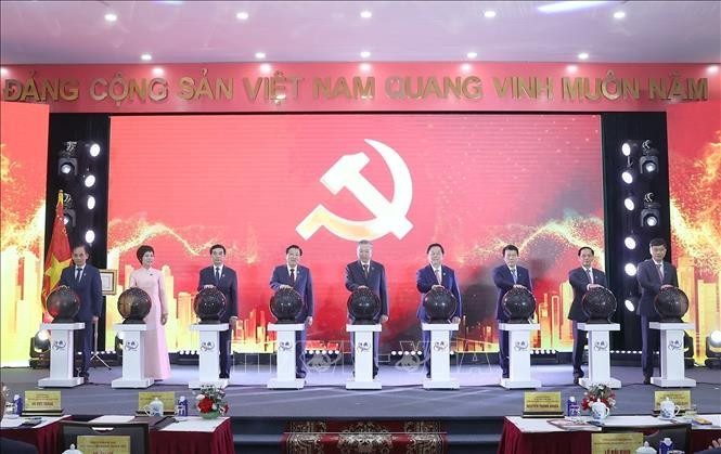 El secretario general del Partido Comunista de Vietnam, To Lam, y los delegados realizaron la ceremonia de lanzamiento de la página informativa del XIV Congreso Nacional del Partido. (Fuente: VNA)
