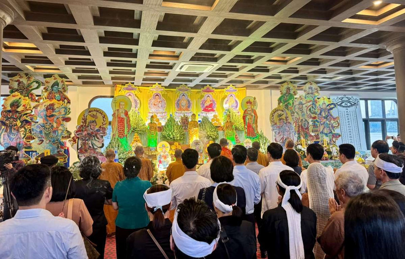 La ceremonia se lleva a cabo desde las 5:00 de la mañana hasta las 21:00 de la noche del 28 de julio. (Fuente: laodong.vn)