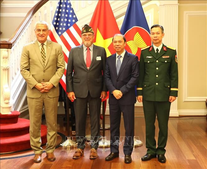 La directora de la DPAA, Kelly McKeague (extrema izquierda), junto con el embajador vietnamita en Estados Unidos, Nguyen Quoc Dung (segundo desde la derecha), en una ceremonia de entrega de reliquias de guerra en Washington. el 15 de julio de 2025. (Foto: VNA)