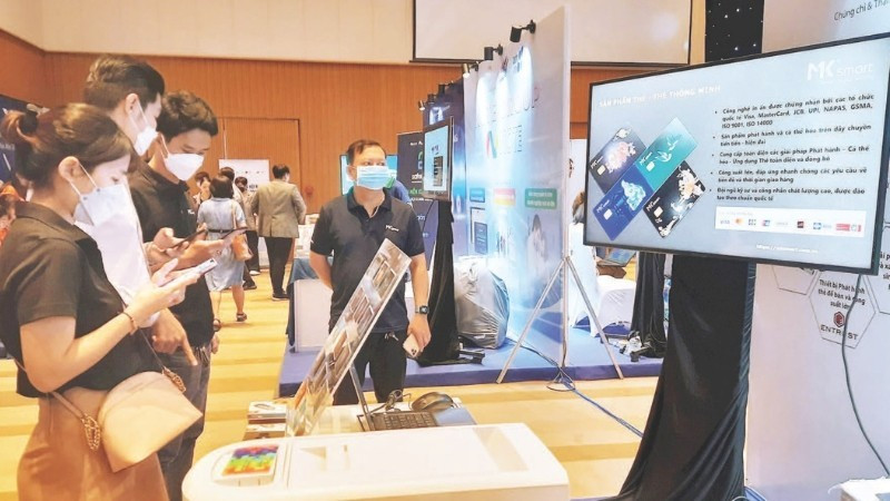 Ciudad Ho Chi Minh exhibe soluciones de transformación digital en conmemoración del Día Nacional de la Transformación Digital. (Foto: https://nhandan.vn/)