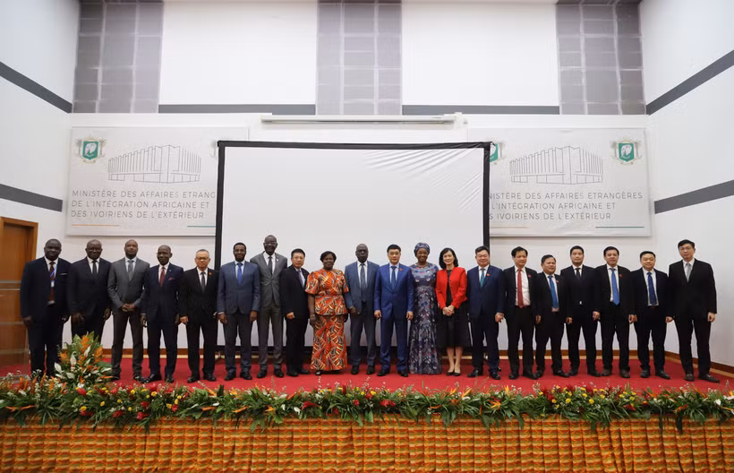 El seminario "Política económica y cooperación entre Vietnam y Costa de Marfil", el 10 de julio de 2025. (Fuente: VNA)