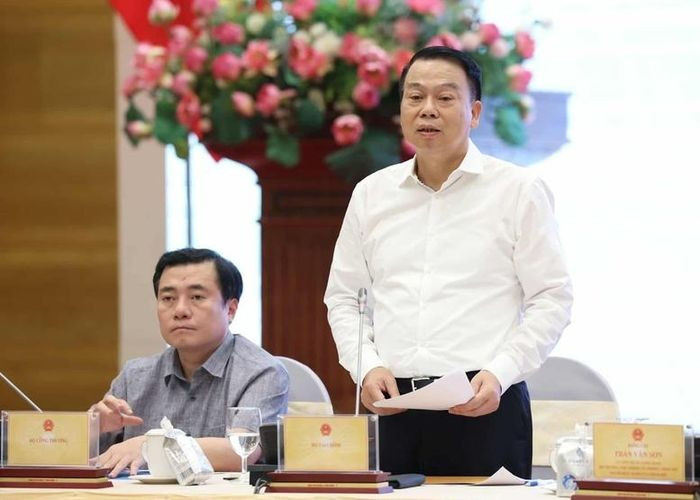 El viceministro de Finanzas, Nguyen Duc Chi, informa sobre la implementación piloto de transacciones con criptoactivos. (Foto: VGP)