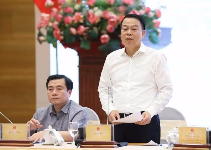 El viceministro de Finanzas, Nguyen Duc Chi, informa sobre la implementación piloto de transacciones con criptoactivos. (Foto: VGP)
