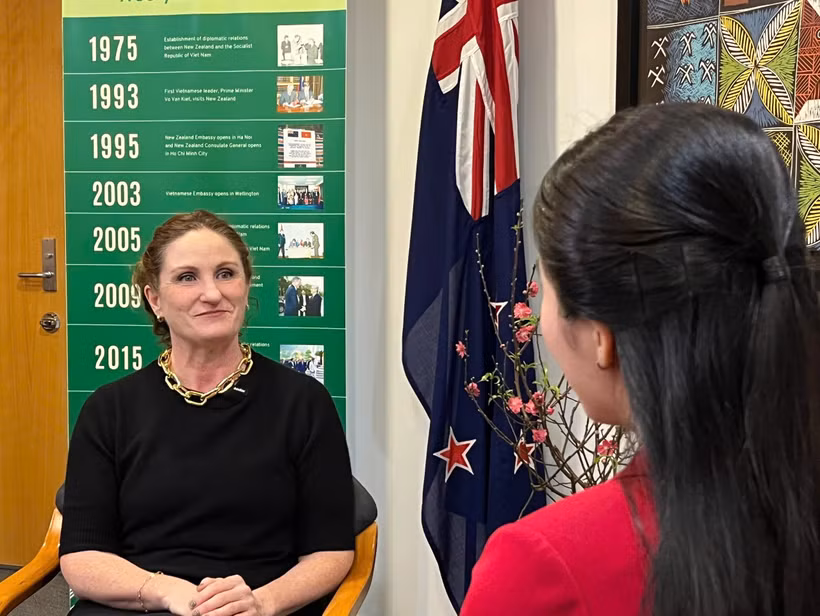 La embajadora de Wellington en Hanoi, Caroline Rachel Beresford, responde a la entrevista. (Foto: VNA)
