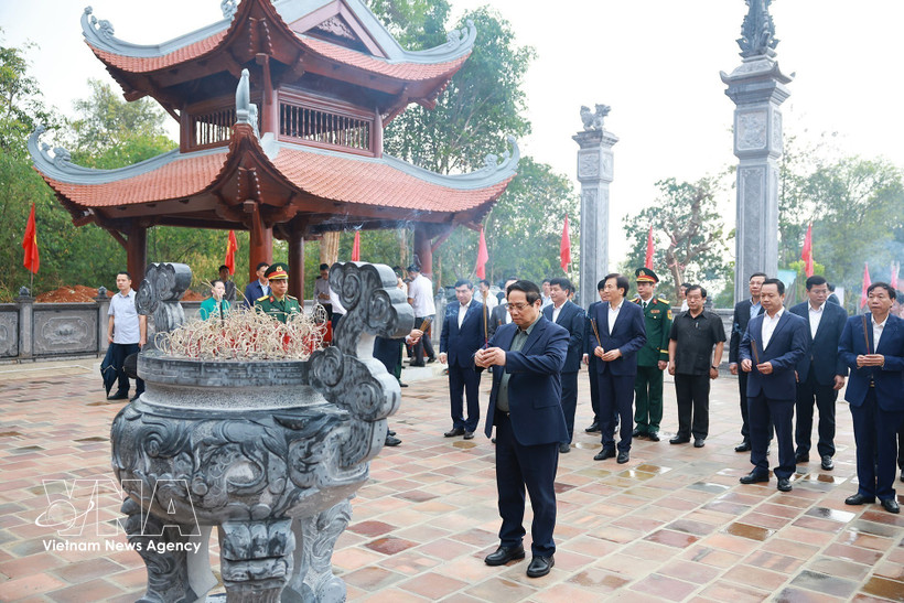 El primer ministro Pham Minh Chinh ofrece incienso en la Casa Conmemorativa del Presidente Ho Chi Minh, en el sitio histórico de la Colina E2, provincia de Dien Bien. Foto: VNA
