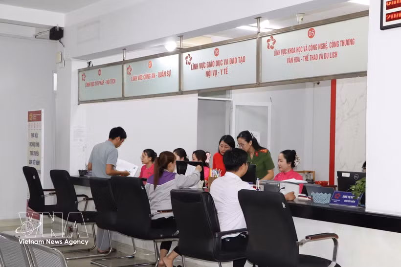 El Centro de Administración Pública del barrio de Di An, Ciudad Ho Chi Minh, presta servicio a la población el 1 de julio. Foto: VNA