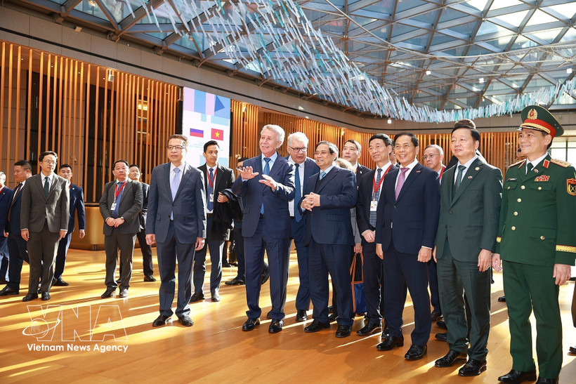 El primer ministro de Vietnam, Pham Minh Chinh, se reúne con los directivos del Grupo Novatek. Foto: VNA.