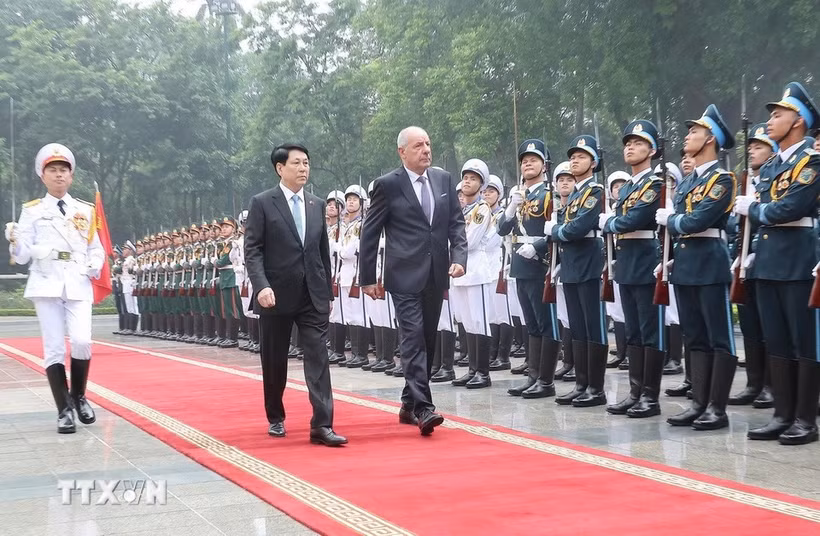 El presidente de Vietnam, Luong Cuong, y su homólogo húngaro, Tamás Sulyok, pasan revista a la guardia de honor. (Foto: VNA)