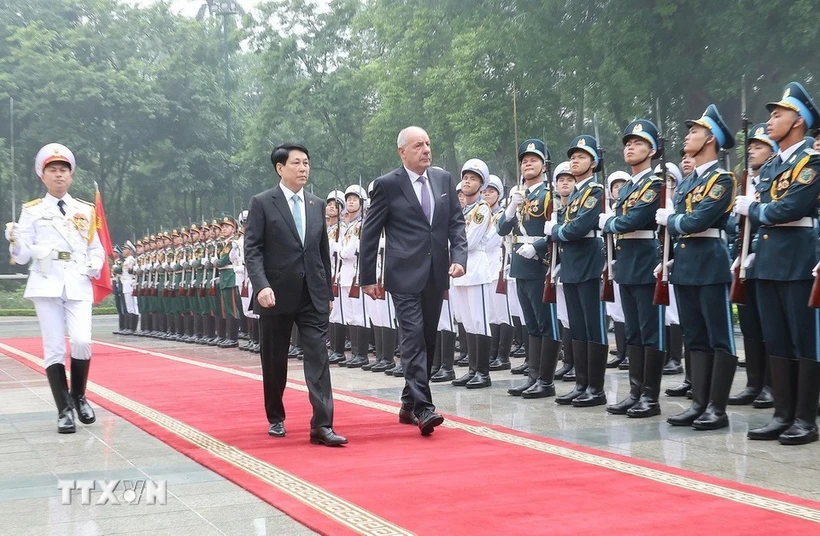 El presidente de Vietnam, Luong Cuong, y su homólogo húngaro, Tamás Sulyok, pasan revista a la guardia de honor. (Foto: VNA)