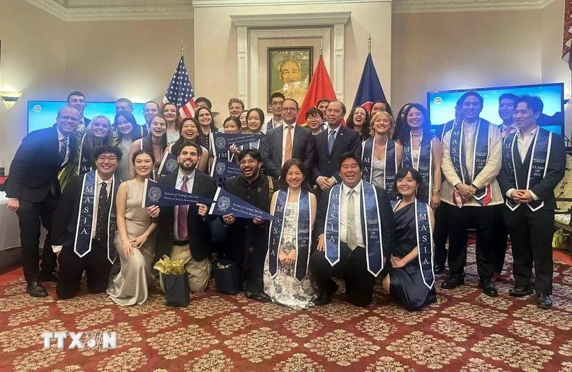 Funcionarios de la Embajada de Vietnam en Estados Unidos con graduados de maestría con especialización en estudios del Sudeste Asiático. (Foto: Ngoc Quang/VNA)