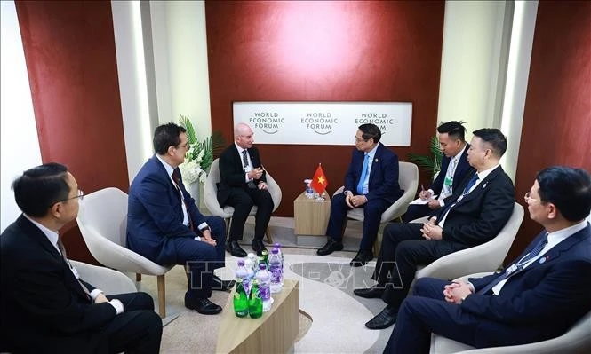 El primer ministro de Vietnam, Pham Minh Chinh, recibe a Dave West, presidente para Asia-Pacífico del grupo Cisco (Estados Unidos). (Fuente: VNA)