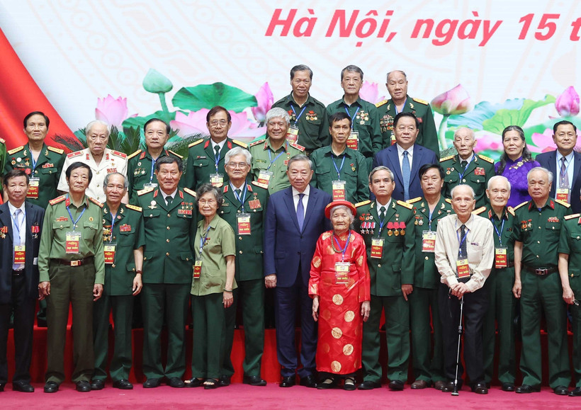 El secretario general del Partido Comunista de Vietnam, To Lam, y veteranos de guerra, personas con méritos revolucionarios y familias beneficiadas de políticas preferenciales. (Fuente: VNA)