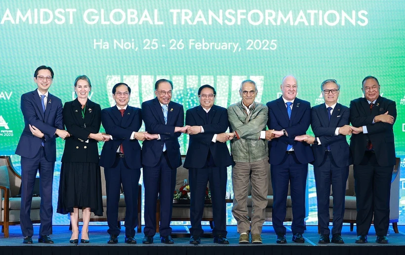 Los primeros ministros de Vietnam, Pham Minh Chinh; de Malasia, Anwar bin Ibrahim, y de Nueva Zelanda, Christopher Luxon; el presidente de Timor-Leste, José Ramos-Horta, y los jefes de delegaciones asisten a la sesión plenaria. (Foto: VNA)