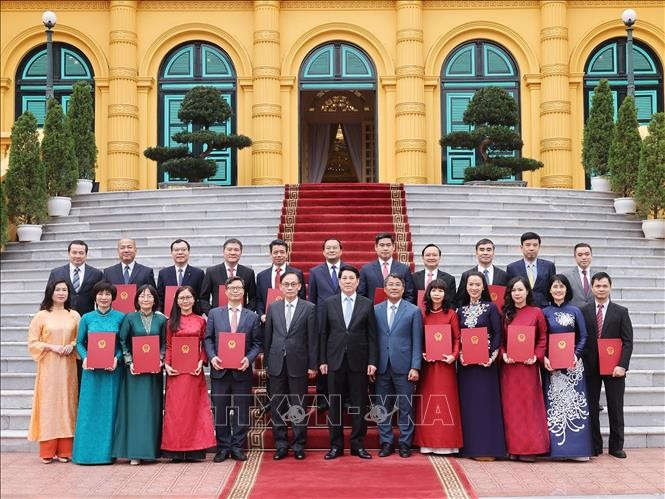 El presidente Luong Cuong con líderes del Ministerio de Relaciones Exteriores y los embajadores recién nombrados. (Foto: VNA)