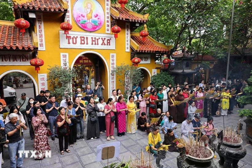 Muchos seguidores budistas participan en el Día de Vesak 2025 en la pagoda de Quan Su. (VNA)