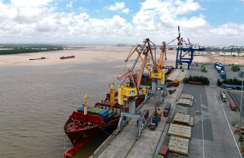 Barco con mercancías destinadas a la exportación en el puerto de Tan Vu, Hai Phong. Foto: VNA