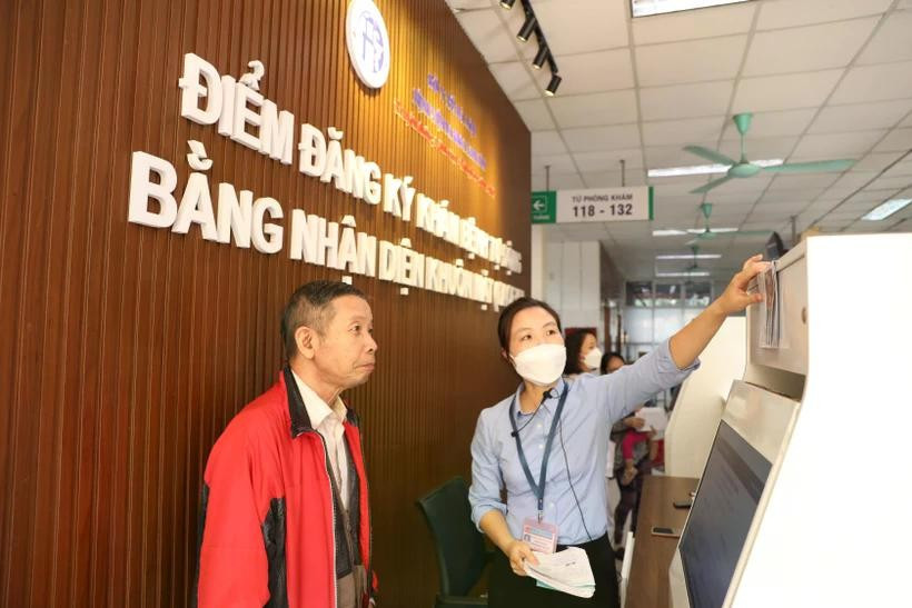 Las personas se registran para exámenes y tratamientos médicos a través del reconocimiento facial en el Hospital General Saint Paul de Hanoi. (Foto: Vietnam+)