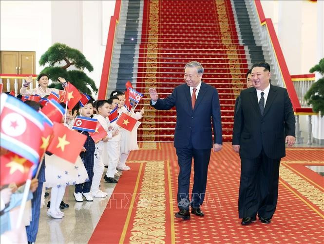 El secretario general del Partido Comunista de Vietnam, To Lam, y el secretario general del Partido del Trabajo de Corea y presidente de la Comisión de Asuntos Estatales del país anfitrión, Kim Jong Un, con los niños en la ceremonia de bienvenida. (Fuente: VNA)