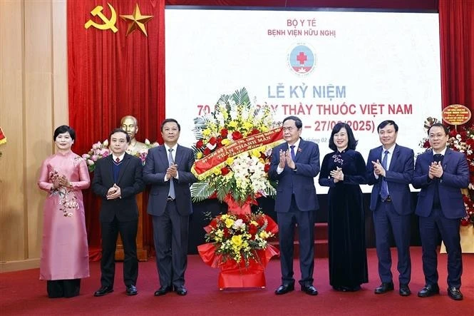 El presidente de la Asamblea Nacional Tran Thanh Man felicita a los médicos de la Universidad de Amistad. (Fuente: VNA)