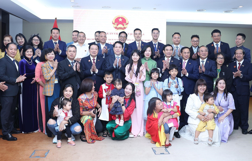 El presidente Luong Cuong, su esposa y delegados con el personal de la Embajada y representantes de la comunidad vietnamita en Angola. (Foto: VNA)