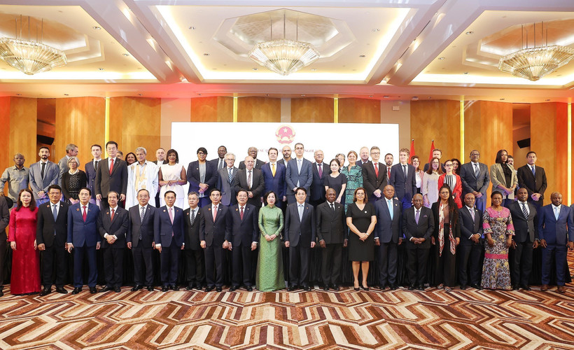 El presidente Luong Cuong, su esposa y los delegados asisten al acto conmemorativo. (Fuente: VNA)
