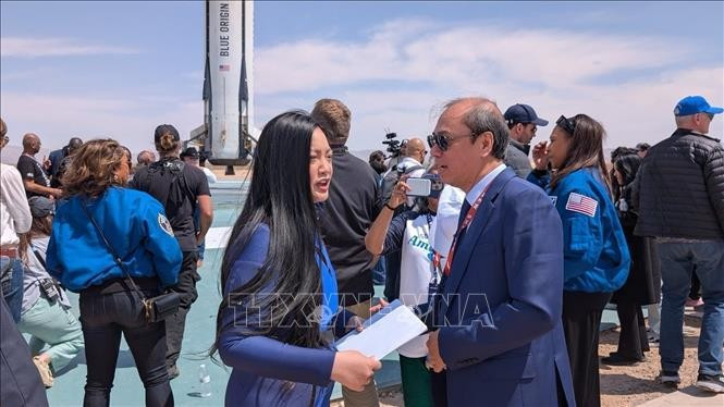 El embajador de Vietnam en Estados Unidos, Nguyen Quoc Dung, entrega carta de felicitaciones del presidente Luong Cuong a Armanda Nguyen, la primera mujer de origen vietnamita en viajar al espacio. (Fuente: VNA)