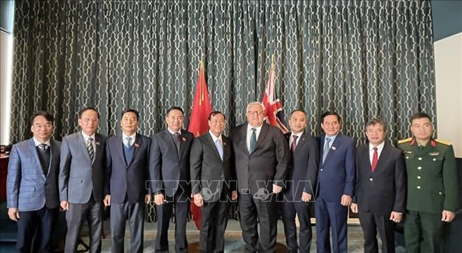 El presidente de la Cámara de Representantes neozelandesa, Gerry Brownlee (quinto desde la derecha), y la delegación de la Comisión de Defensa Nacional, Seguridad y Asuntos Exteriores de la Asamblea Nacional de Vietnam. Foto: VNA